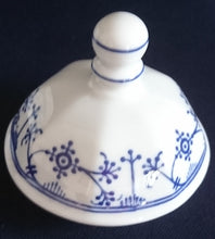 Lade das Bild in den Galerie-Viewer, 3er Set MILCHKÄNNCHEN &amp; ZUCKERDOSE MIT DECKEL - Porzellan, Indisch Blau Strohblume Motiv Dekor
