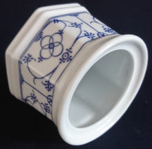 Lade das Bild in den Galerie-Viewer, 3er Set MILCHKÄNNCHEN &amp; ZUCKERDOSE MIT DECKEL - Porzellan, Indisch Blau Strohblume Motiv Dekor
