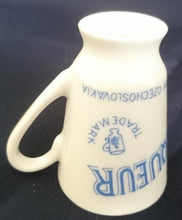 Lade das Bild in den Galerie-Viewer, GETRÄNKEBECHER MIT HENKEL - Porzellan, Goldrand Symbol Aufschriftzug Motiv Dekor
