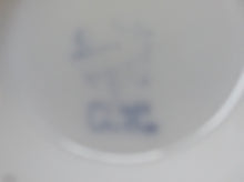 Lade das Bild in den Galerie-Viewer, TEETASSE - Porzellan, Abstrakt Hochzeitsehe Rankenblätter Schriftzug Bräutigam Motiv Dekor
