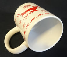 Lade das Bild in den Galerie-Viewer, KAFFEETASSE - Porzellan, Linien Striche Rentier Schneeflocken Motiv Dekor
