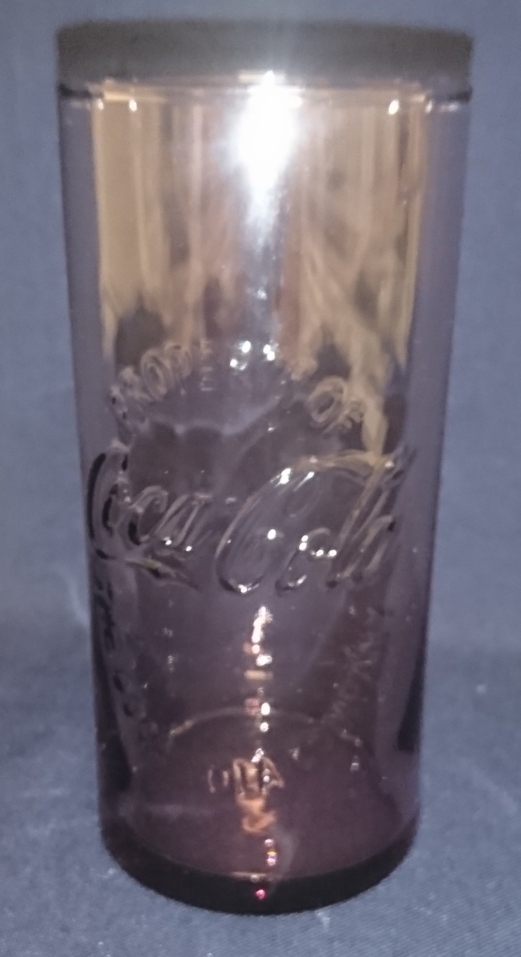GETRÄNKEGLAS COCA COLA - Hartglas, Property of the Coca Cola Company Relief Schriftzug Motiv Dekor