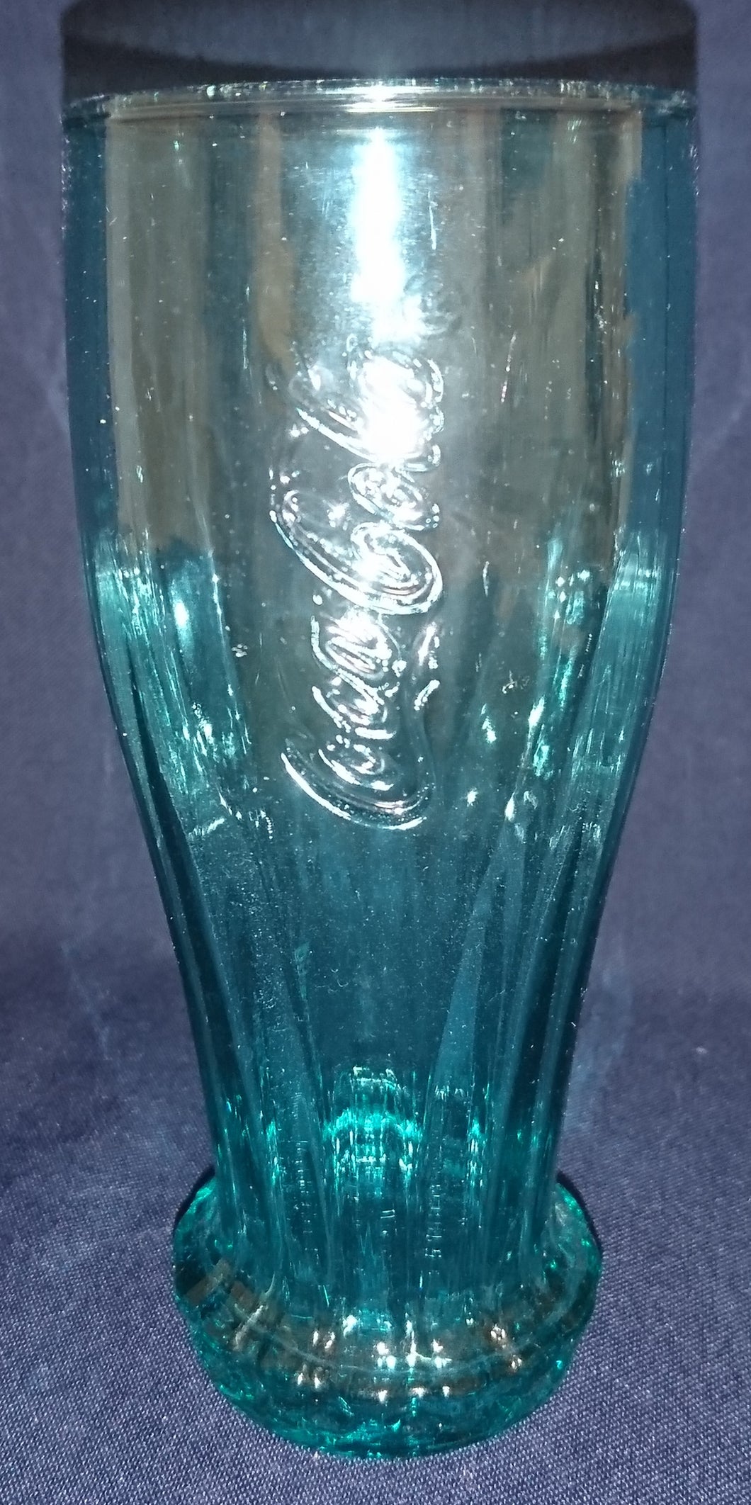 GETRÄNKEGLAS COCA COLA - Hartglas, Halbe Flaschen Kronkorken Form Relief Schriftzug Motiv Dekor