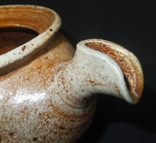 Lade das Bild in den Galerie-Viewer, TEEKANNE MIT DECKEL - Keramik / Steingut, Gesprenkeltes Dekor, Handarbeit
