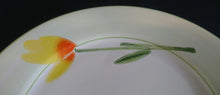 Lade das Bild in den Galerie-Viewer, 2er Set SPEISETELLER - Porzellan, Blumen / Hellgrüner Dekorrand
