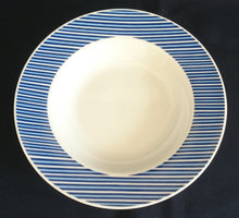 Lade das Bild in den Galerie-Viewer, 2er Set SUPPENTELLER &quot;Flipper&quot; - Porzellan, Geometrisches Linien Balken Motiv Dekor
