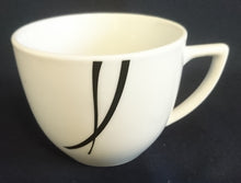 Lade das Bild in den Galerie-Viewer, KAFFEETASSE &quot;Oslo&quot; - Porzellan, Schwarze Streifen Linien Dekor
