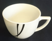 Lade das Bild in den Galerie-Viewer, KAFFEETASSE &quot;Oslo&quot; - Porzellan, Schwarze Streifen Linien Dekor

