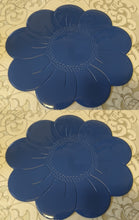 Lade das Bild in den Galerie-Viewer, 2er Set GROßE DUNKELBLAUE PLATZDECKCHEN, Kunststoff / Plastik, Blumenblüten Form Motiv Einkerbungen Dekor (G)
