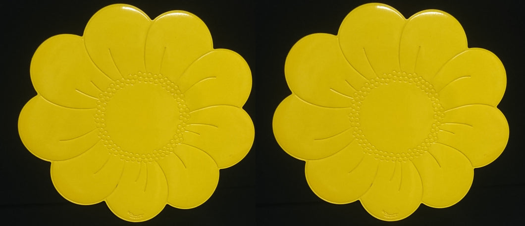2er Set GROßE GELBE PLATZDECKCHEN, Kunststoff / Plastik, Blumenblüten Form Motiv Einkerbungen Dekor (G)