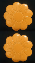 Lade das Bild in den Galerie-Viewer, 2er Set KLEINE ORANGENE PLATZDECKCHEN, Kunststoff / Plastik, Blumenblüten Form Motiv Einkerbungen Dekor (G)
