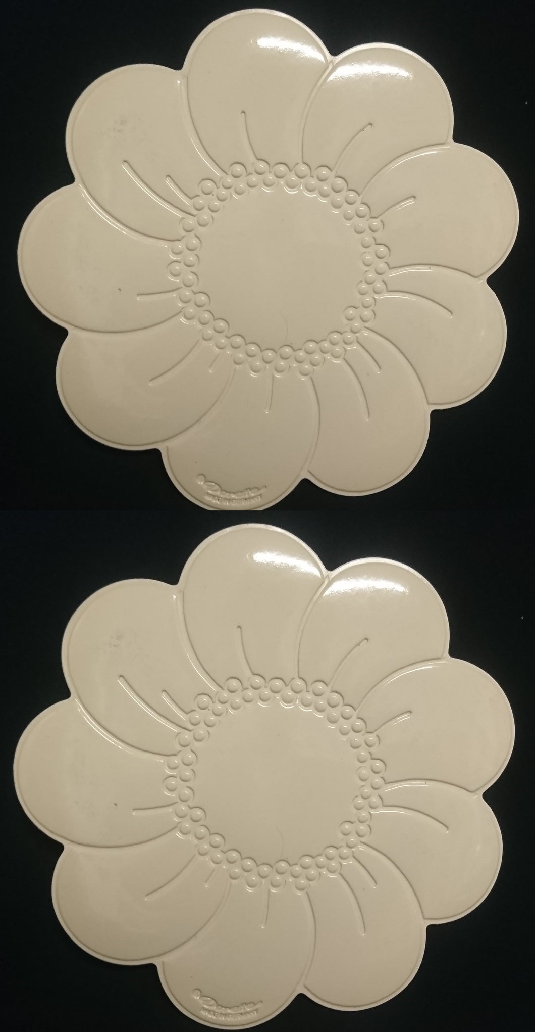 2er Set MITTELGROßE CREMEFARBENDE PLATZDECKCHEN, Kunststoff / Plastik, Blumenblüten Form Motiv Einkerbungen Dekor (G)
