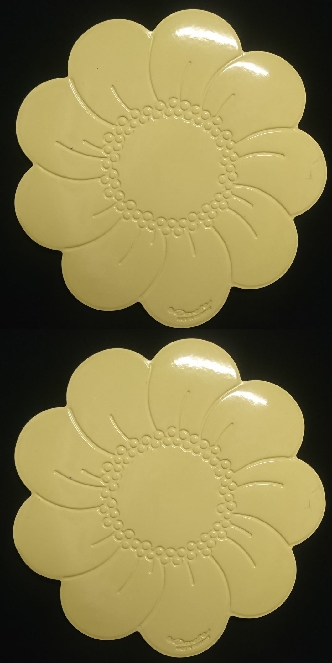 2er Set MITTELGROßE HELLGELBE PLATZDECKCHEN, Kunststoff / Plastik, Blumenblüten Form Motiv Einkerbungen Dekor (G)