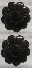 Lade das Bild in den Galerie-Viewer, 2er Set MITTELGROßE SCHWARZE PLATZDECKCHEN, Kunststoff / Plastik, Blumenblüten Form Motiv Einkerbungen Dekor (G)
