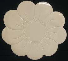 Lade das Bild in den Galerie-Viewer, GROßES CREMEFARBENDES PLATZDECKCHEN, Kunststoff / Plastik, Blumenblüten Form Motiv Einkerbungen Dekor (G)
