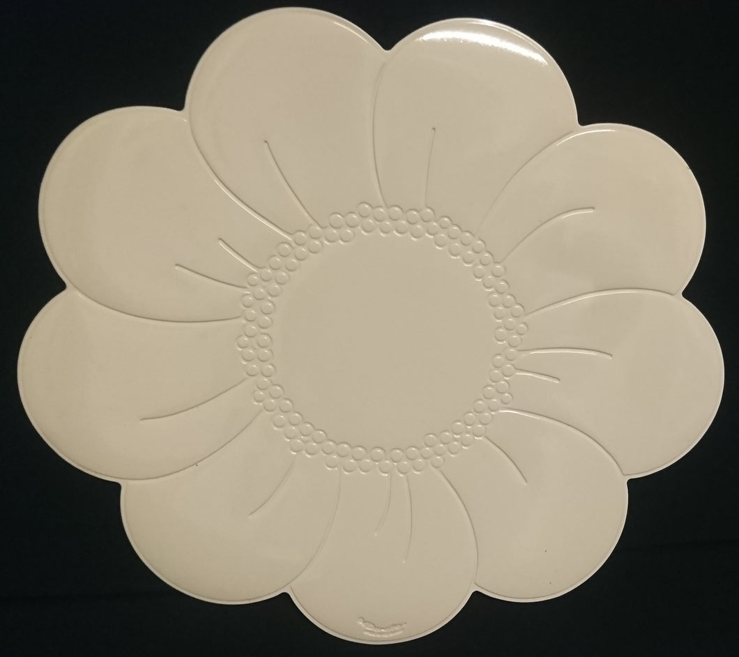GROßES CREMEFARBENDES PLATZDECKCHEN, Kunststoff / Plastik, Blumenblüten Form Motiv Einkerbungen Dekor (G)