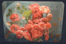 Lade das Bild in den Galerie-Viewer, GROßES MOTIV PLATZDECKCHEN, Kunststoff / Plastik, Rechteckige Form Rosen Motiv Dekor
