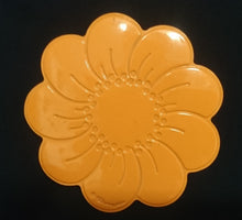Lade das Bild in den Galerie-Viewer, 2er Set KLEINE ORANGENE PLATZDECKCHEN, Kunststoff / Plastik, Blumenblüten Form Motiv Einkerbungen Dekor (G)
