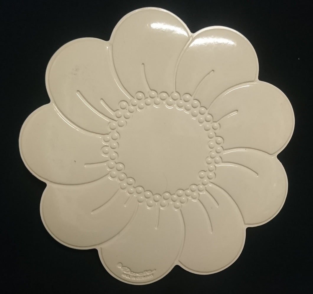 MITTELGROßES CREMEFARBENDES PLATZDECKCHEN, Kunststoff / Plastik, Blumenblüten Form Motiv Einkerbungen Dekor (G)