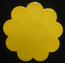 Lade das Bild in den Galerie-Viewer, 2er Set MITTELGROßE GELBE PLATZDECKCHEN, Kunststoff / Plastik, Blumenblüten Form Motiv Einkerbungen Dekor (G)
