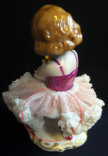Lade das Bild in den Galerie-Viewer, SAMMELFIGUR &quot;Ballerina mit Ball&quot; - Porzellan, Tüllspitzen-Rock durchbrochen, Karl Klette

