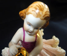 Lade das Bild in den Galerie-Viewer, SAMMELFIGUR &quot;Ballerina mit Ball&quot; - Porzellan, Tüllspitzen-Rock durchbrochen, Karl Klette
