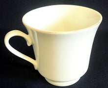 Lade das Bild in den Galerie-Viewer, TEETASSE - Porzellan, Goldrand Rosenblumen Blütenstrauß Pflanzen Motiv Dekor
