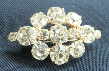 Lade das Bild in den Galerie-Viewer, KLEINE BROSCHE &quot;Modeschmuck&quot; - Strass-Steine in Goldfarbender Fassung, Karoform Quadratische Längliche Form (G)
