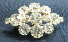 Lade das Bild in den Galerie-Viewer, KLEINE BROSCHE &quot;Modeschmuck&quot; - Strass-Steine in Goldfarbender Fassung, Karoform Quadratische Längliche Form (G)
