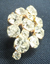 Lade das Bild in den Galerie-Viewer, KLEINE BROSCHE &quot;Modeschmuck&quot; - Strass-Steine in Goldfarbender Fassung, Karoform Quadratische Längliche Form (G)
