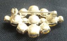 Lade das Bild in den Galerie-Viewer, KLEINE BROSCHE &quot;Modeschmuck&quot; - Strass-Steine in Goldfarbender Fassung, Karoform Quadratische Längliche Form (G)
