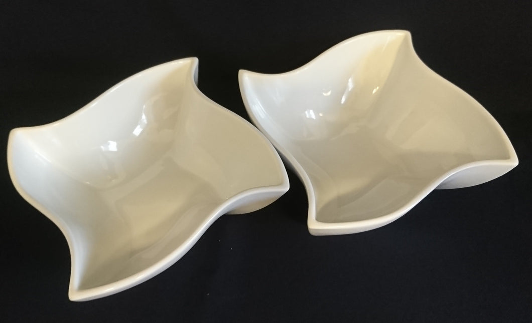 2er Set BEILAGENSCHALEN - Porzellan, Quadratische Schweifende Sternform Motiv Dekor