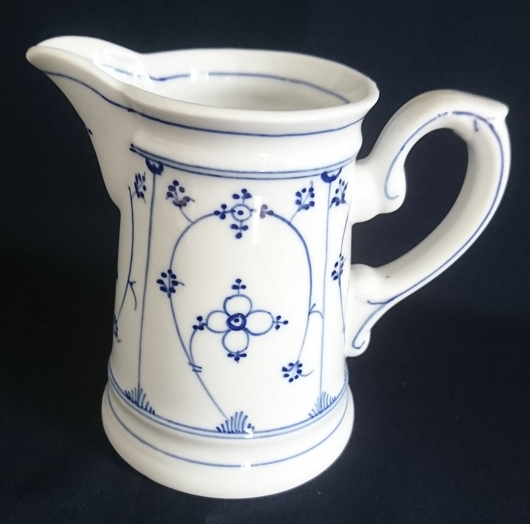 MILCH~ GETRÄNKEKANNE - Porzellan, Indisch Blau Strohblumen Dekor