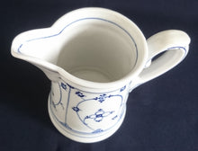 Lade das Bild in den Galerie-Viewer, MILCH~ GETRÄNKEKANNE - Porzellan, Indisch Blau Strohblumen Dekor
