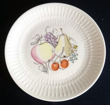 Lade das Bild in den Galerie-Viewer, 5er Set DESSERT- &amp; BEILAGEN- SAMMELTELLER &quot;Apart&quot; - Porzellan, Apfel Birne Zitrone Ananas Banane Heidel- Stachelbeeren Obst Flora Motiv Reliefrand Dekor
