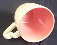 Lade das Bild in den Galerie-Viewer, KAFFEETASSE - Porzellan, Zweifärbiges Herz Relief Henkelform Motiv Dekor
