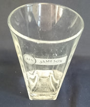 Lade das Bild in den Galerie-Viewer, GETRÄNKEGLAS - Hartglas, Klar Geschliffenes Schriftzug Logo Symbol Dekor, Limited Edition
