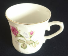 Lade das Bild in den Galerie-Viewer, 2er MOCCA KAFFEEGEDECK - Porzellan, Goldrand Rosenblumen Blüten Pflanze Gewölbte Waben Relief Motiv Dekor
