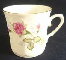 Lade das Bild in den Galerie-Viewer, 2er MOCCA KAFFEEGEDECK - Porzellan, Goldrand Rosenblumen Blüten Pflanze Gewölbte Waben Relief Motiv Dekor
