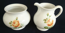Lade das Bild in den Galerie-Viewer, MILCHKÄNNCHEN - Porzellan, Flora Rosen Blumen Blüten Knospen Blätter Pflanzen Motiv Dekor
