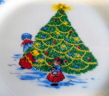 Lade das Bild in den Galerie-Viewer, 2er Set DESSERTTELLER - Porzellan, Kinder Weihnachtsbaum Motiv Linienrand Dekor
