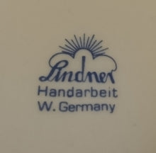 Lade das Bild in den Galerie-Viewer, SCHMUCKDOSE MIT DECKEL - Porzellan, Goldrand Flora Fauna Kanarienvögel Vogel Blumen Pflanzen Blüten Motiv Dekor Linien Balken Senkrecht Relief Dekor
