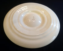 Lade das Bild in den Galerie-Viewer, EIER- BEILAGENPLATTENTELLER - Keramik / Steingut, Halbe Eier Kräuterblätter Aubergine Motiv Dekor
