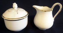 Lade das Bild in den Galerie-Viewer, 3er Set MILCHKÄNNCHEN &amp; ZUCKERDOSE MIT DECKEL &quot;Ingres Weiss&quot; - Porzellan, Goldrand Linien Blatt Blätter Rosenblüte Relief Form Motiv Dekor
