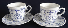 Lade das Bild in den Galerie-Viewer, 2er Set UNTERTASSEN &quot;Ingres Weiss&quot; - Porzellan, Indisch Blau Strohblume Motiv Dekor (Schwarzer Markenstempel)
