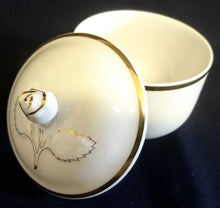 Lade das Bild in den Galerie-Viewer, 3er Set MILCHKÄNNCHEN &amp; ZUCKERDOSE MIT DECKEL &quot;Ingres Weiss&quot; - Porzellan, Goldrand Linien Blatt Blätter Rosenblüte Relief Form Motiv Dekor
