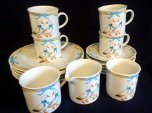 Lade das Bild in den Galerie-Viewer, 17 Teiliges KAFFEESERVICE &quot;Porcelain Collection&quot; - Porzellan, Ländliches Gänse Schleifen Motiv Dekor

