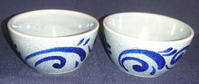 Lade das Bild in den Galerie-Viewer, 2er Set DIPSCHÄLCHEN - Keramik / Steingut, Abstrakt Hash Dekor
