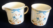 Lade das Bild in den Galerie-Viewer, 2er Set MILCHKÄNNCHEN &amp; ZUCKERDOSE OHNE DECKEL &quot;Porcelain Collection&quot; - Porzellan, Ländliches Gänse Schleifen Motiv Dekor
