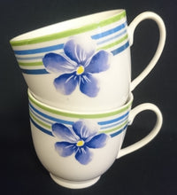 Lade das Bild in den Galerie-Viewer, KAFFEETASSE - Porzellan, Flora Veilchen Blumen Blüte Striche Linien Rand Motiv Dekor
